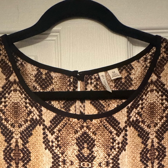 Cato Size Medium Snake Skin Peek a boo sleeve top w/ black trim on arms & collar - Picture 5 of 9
